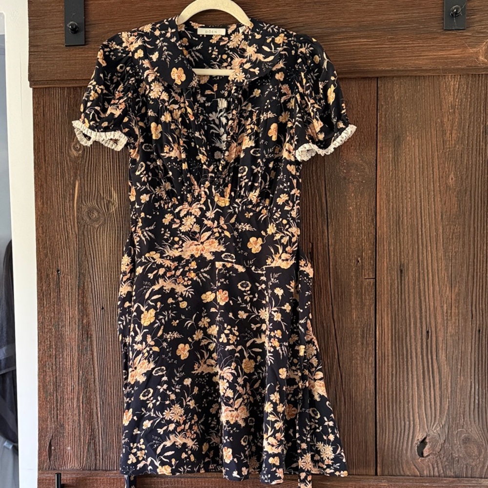 Doen 100% silk Floral Black and Gold Dress